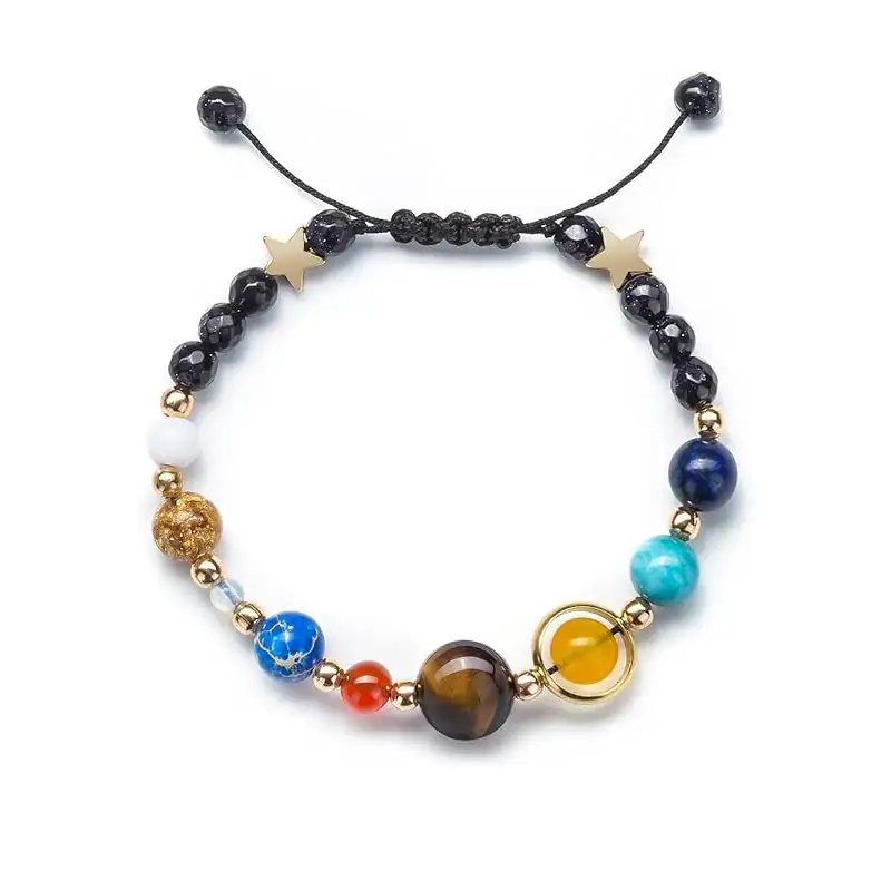 Bracelet ajustable avec perles de différentes couleurs et formes, orné d'étoiles dorées, parfait pour les amateurs de science et de décoration inspirée de l'univers.