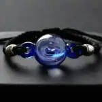 Bracelet en verre avec sphère centrale bleue, parfait pour la décoration ou comme accessoire scientifique.