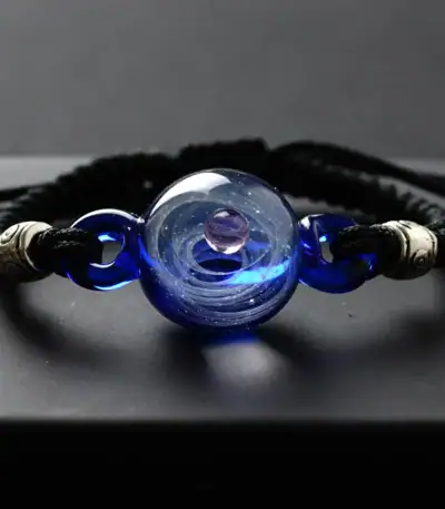 Bracelet en verre avec sphère centrale bleue, parfait pour la décoration ou comme accessoire scientifique.