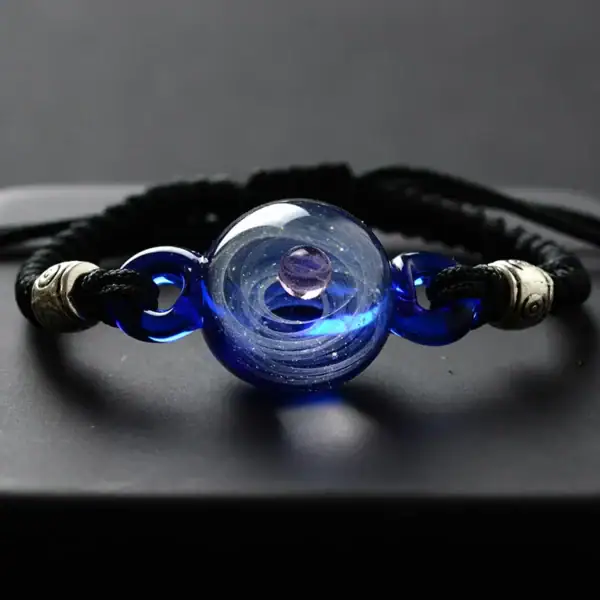 Bracelet en verre avec sphère centrale bleue, parfait pour la décoration ou comme accessoire scientifique.