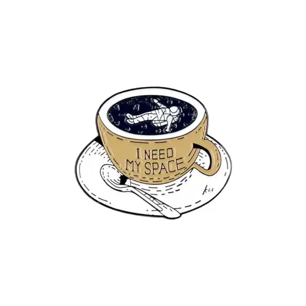 Tasse de café avec un astronaute flottant dans l'espace, illustrant un thème spatial et scientifique.
