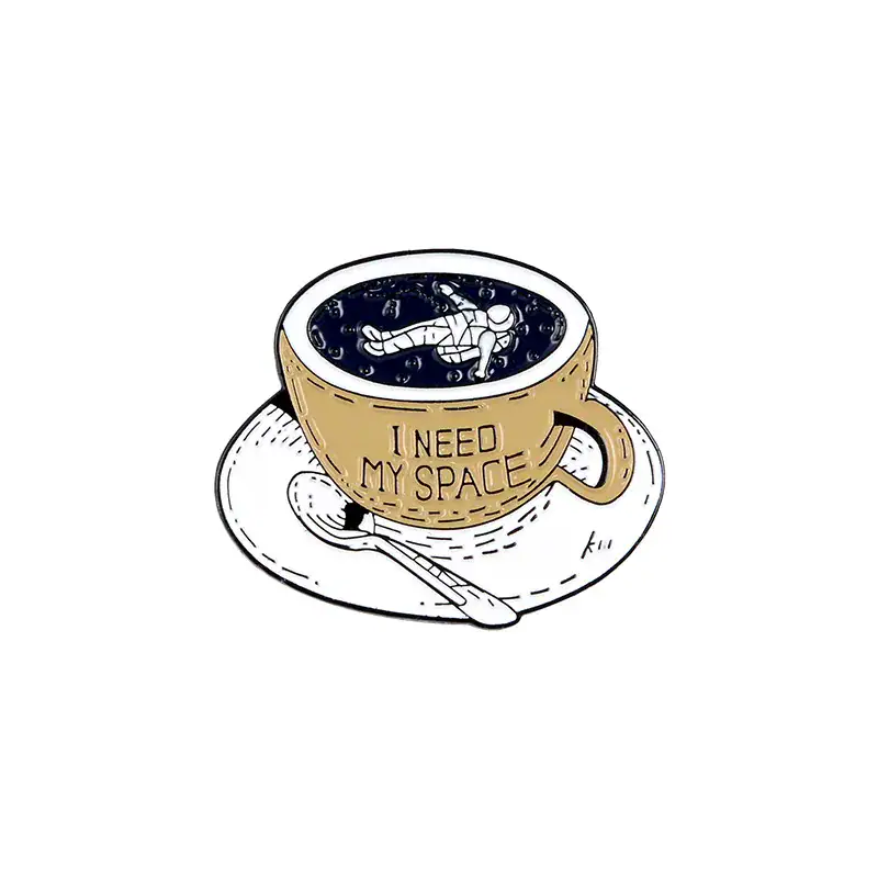 Tasse de café avec un astronaute flottant dans l'espace, illustrant un thème spatial et scientifique.