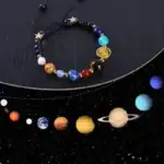 Bracelet cosmique avec perles représentant les planètes du système solaire et des étoiles, idéal pour les amateurs d'astronomie et de décoration scientifique.