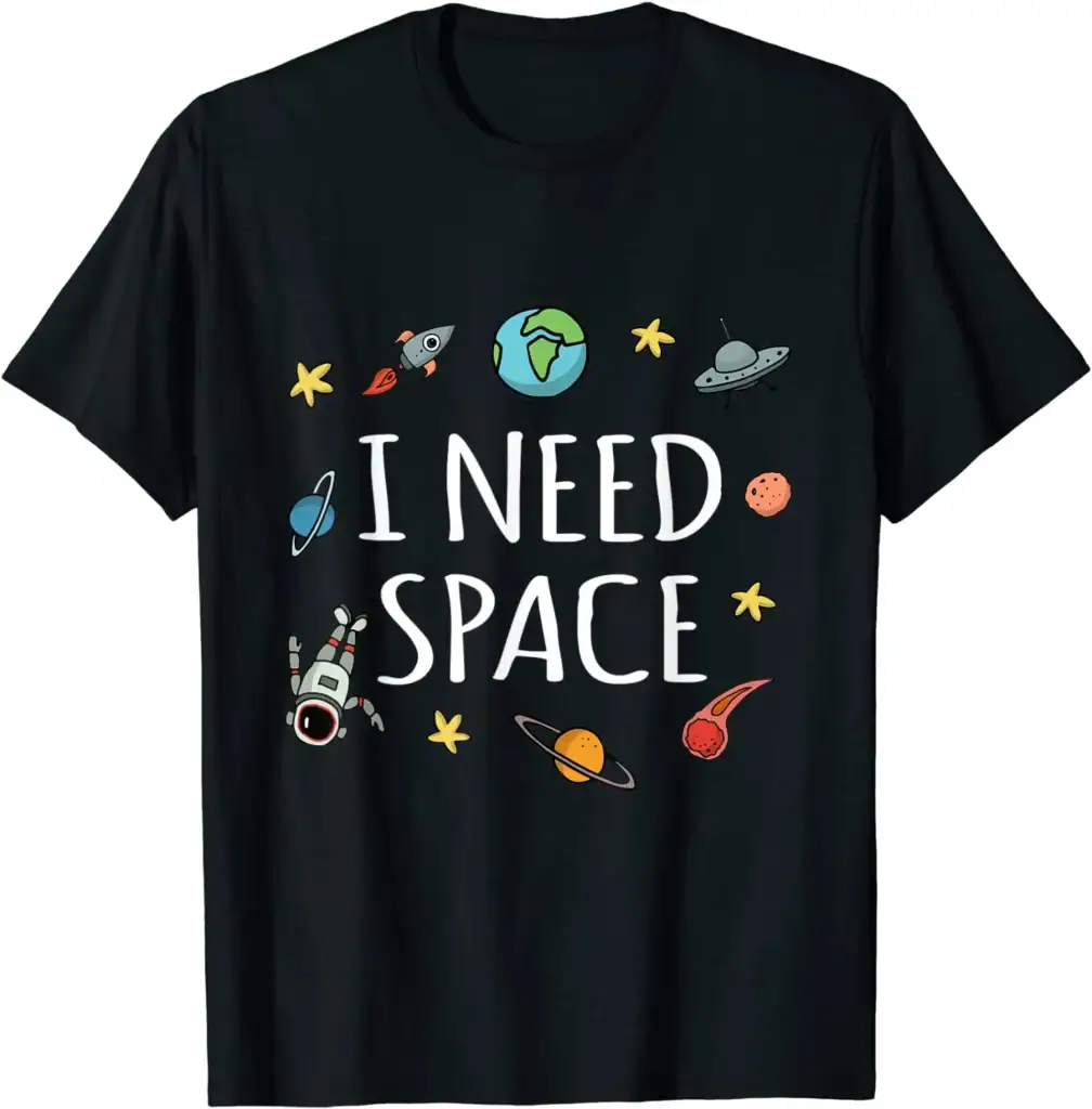 Vérifiez ce t-shirt noir avec le texte "I NEED SPACE" entouré de dessins de planètes, d'astres, d'une fusée, d'un astronaute et d'une soucoupe volante, parfait pour les amateurs d'astronomie et de sci.