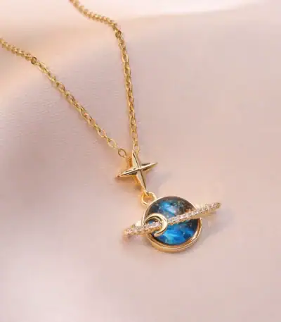 Collier avec pendentif étoile et planète, en or et argent, inspiré de l'astronomie, parfait pour les amateurs de science et d'astrophysique.