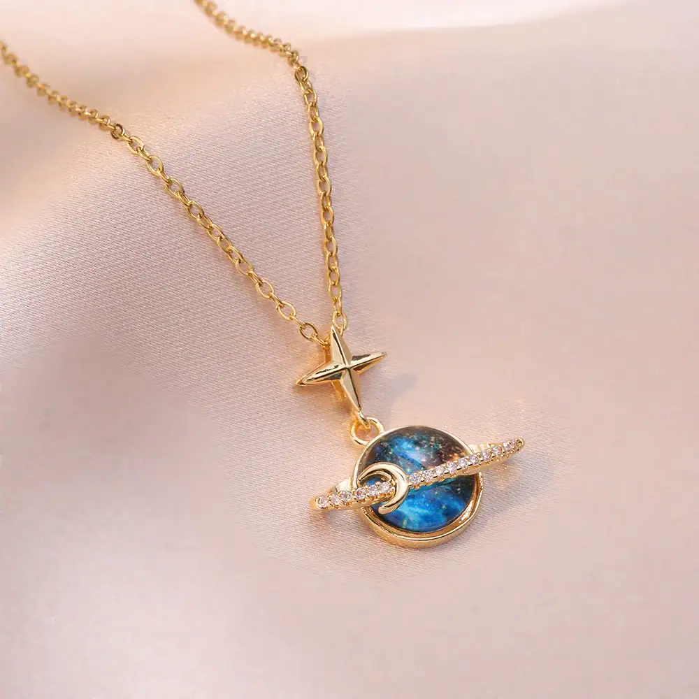 Collier avec pendentif étoile et planète, en or et argent, inspiré de l'astronomie, parfait pour les amateurs de science et d'astrophysique.