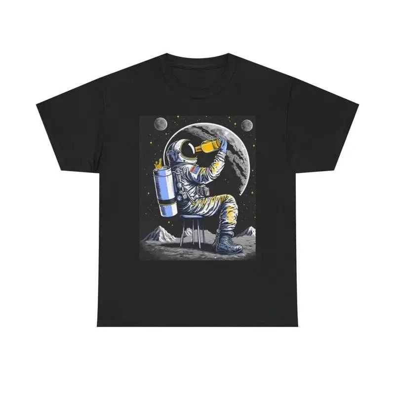 T-shirt noir avec un astronaute assis, regardant la lune et les étoiles, symbolisant l'exploration spatiale et la science.