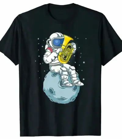 T-shirt noir avec un astronaute en combinaison jouant du saxophone sur une petite lune, entouré d'étoiles, design amusant et original pour les amateurs de science et musique.