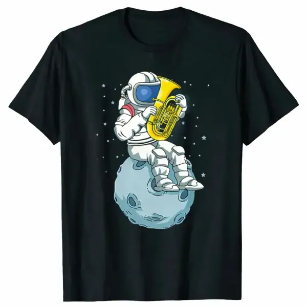 T-shirt noir avec un astronaute en combinaison jouant du saxophone sur une petite lune, entouré d'étoiles, design amusant et original pour les amateurs de science et musique.