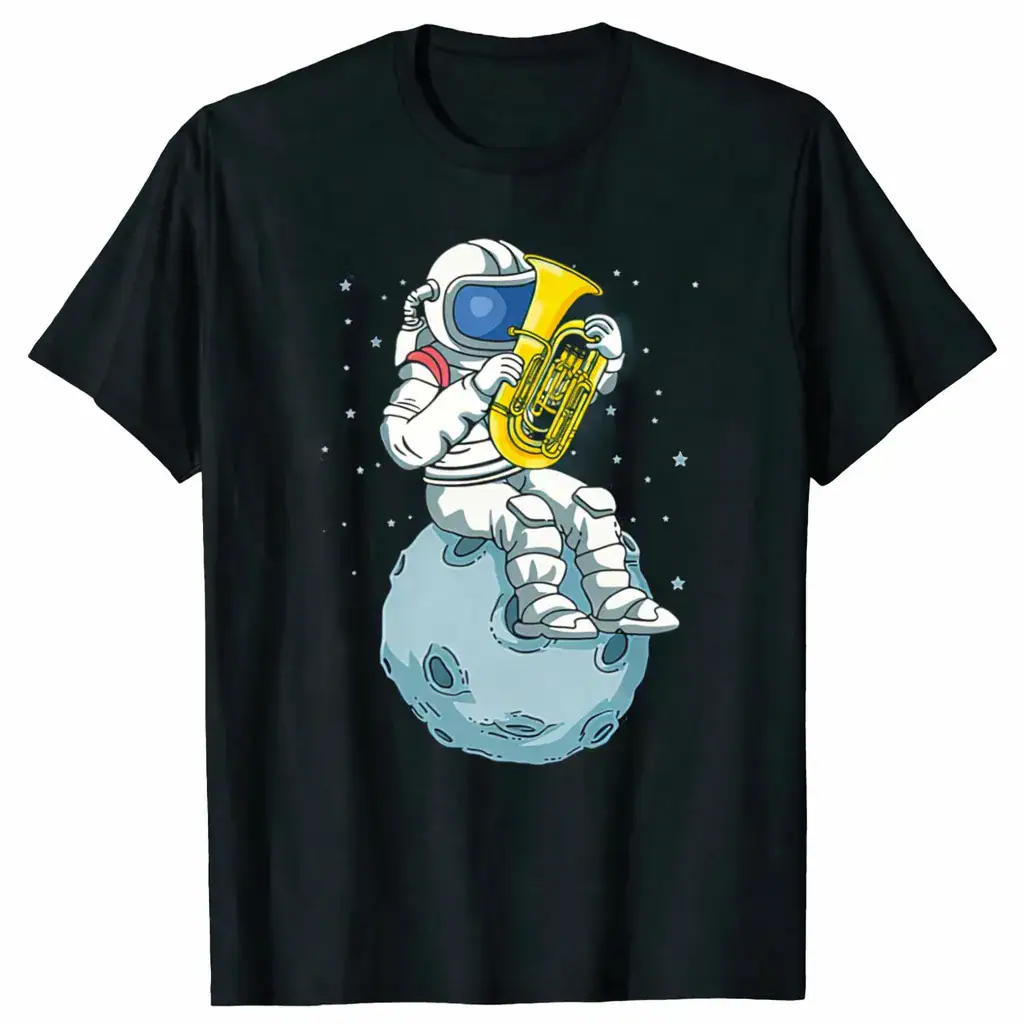 T-shirt noir avec un astronaute en combinaison jouant du saxophone sur une petite lune, entouré d'étoiles, design amusant et original pour les amateurs de science et musique.