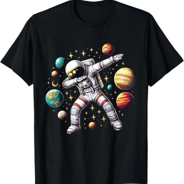T-shirt noir avec un astronaute dansant entouré de planètes colorées et d'étoiles, design original pour les passionnés d'espace et de science.