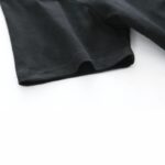 Pantalon noir en coton pour homme, style décontracté, tissu doux et confortable, idéal pour un look casual et tendance.