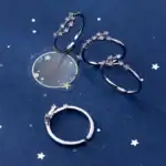 Anneaux en forme d'astres et de lune, bijoux cosmiques, parfaits pour les amateurs d'astronomie et de design élégant.