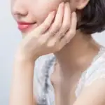 Bague en forme de molécule scientifique, élégante et délicate, portée sur le doigt d'une femme. Parfaite pour les amateurs de science et de bijoux originaux, idéale comme cadeau.