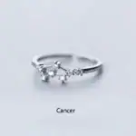 Bague en argent représentant la constellation Cancer ornée de petites pierres brillantes, idéale pour les amateurs d'astrologie et de bijoux originaux.