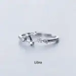 Anneau Libra en argent orné de petites pierres brillantes, représentant la constellation du zodiaque. Parfait pour les amateurs d'astrologie et de bijoux élégants.