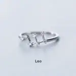 Anneau Leo en argent avec design représentant la constellation du Lion, orné de petites pierres brillantes.