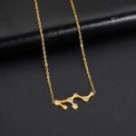 Collier en or avec pendentif constellation orné de diamants, élégant et sophistiqué, parfait pour une touche de style céleste.