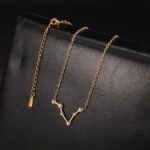 Collier en or avec pendentif Vierge orné de diamants, symbole astrologique pour la Vierge, finition élégante et raffinée, parfait pour les amateurs de bijoux astrologiques.