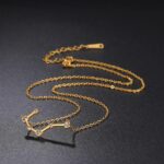 Collier en or avec motif constellation orné de diamants, parfait pour une touche élégante et scientifique.