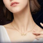 Collier délicat avec pendentif en forme de constellation, parfait pour les amateurs d'astronomie et de décoration scientifique.