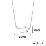 Collier avec pendentif constellation scientifique en argent, orné de petites pierres brillantes, idéal pour les amateurs d'astronomie et de décoration scientifique.