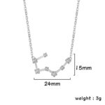 Collier en argent avec pendentif constellation représentant une carte du ciel.