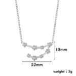 Collier en argent avec pendentif représentant une constellation, mesurant 22 mm de large et 13 mm de haut, orné de petites pierres brillantes. Parfait pour les amateurs d'astronomie et de bijoux origi.