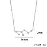 Collier avec pendentif constellation scientifique en argent, orné de petits cristaux brillants, mesurant 26 mm de large et 10 mm de haut, poids léger de 3 g.