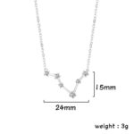 Collier délicat en argent avec pendentif constellation orné de cristaux, parfait pour une touche élégante et scientifique.