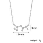 Collier avec pendentif constellation en argent avec cristaux, mesure 24 mm de large et 11 mm de haut, poids léger de 3 g, parfait pour les amateurs d'astronomie et de bijoux élégants.