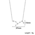 Collier en argent avec pendentif représentant une molécule scientifique ornée de cristaux brillants, idéal pour les amateurs de science et de décoration originale.