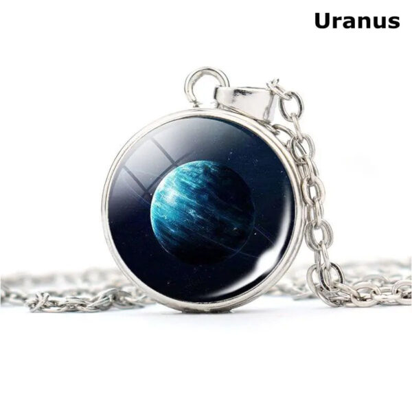 Pendentif en métal avec image de la planète Uranus, représentant un corps céleste bleu et glacé, suspendu à une chaîne en métal argenté.