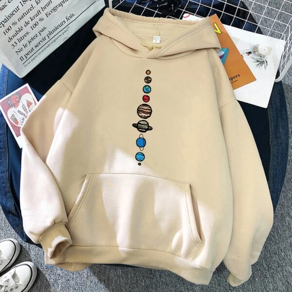 Vêtement à capuche beige avec motifs de planètes du système solaire, idéal pour les amateurs d'astronomie et de décoration scientifique.