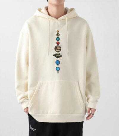 Sweat à capuche beige avec motif illustrant les planètes du système solaire alignées verticalement, idéal pour les amateurs d'astronomie et de science.