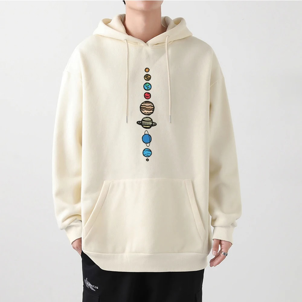Sweat à capuche beige avec motif illustrant les planètes du système solaire alignées verticalement, idéal pour les amateurs d'astronomie et de science.