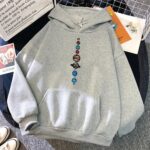 Vêtement à capuche gris avec un motif de planètes du système solaire imprimé au centre, parfait pour les amateurs d'astronomie et de science.