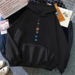Sweat à capuche noir avec motifs colorés représentant les planètes du système solaire, idéal pour les amateurs d'astronomie et de mode décontractée.