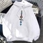 Vêtement à capuche blanc avec motif de planètes du système solaire imprimé sur le devant, idéal pour les amateurs d'astronomie et de science.
