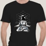 Vêtement d'astronaute mignon pour homme et femme, parfait pour les amateurs de science et d'espace, avec un design adorable d'astronaute assis.