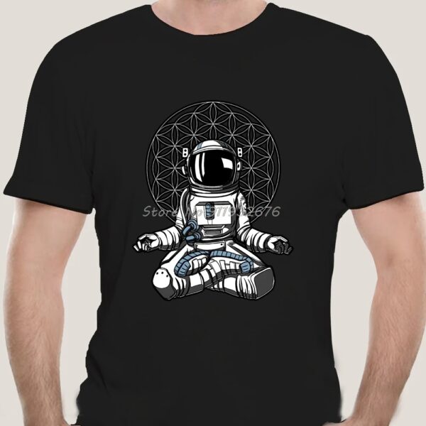 Vêtement d'astronaute mignon pour homme et femme, parfait pour les amateurs de science et d'espace, avec un design adorable d'astronaute assis.