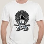 T-shirt blanc avec illustration d'un astronaute en position de méditation, assis en lotus, avec un fond géométrique complexe, style graphique moderne.