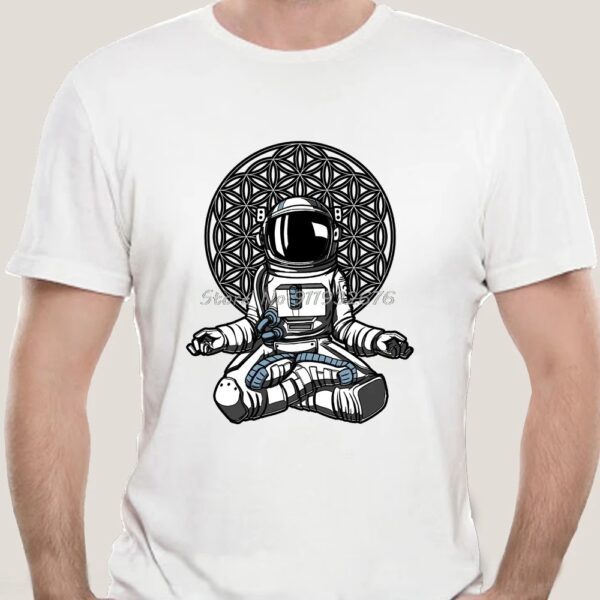 T-shirt blanc avec illustration d'un astronaute en position de méditation, assis en lotus, avec un fond géométrique complexe, style graphique moderne.