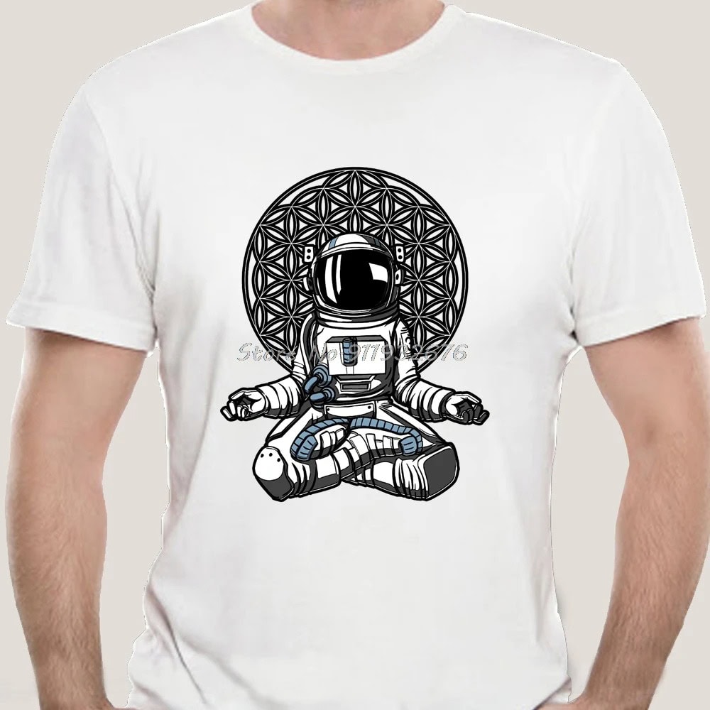 T-shirt blanc avec illustration d'un astronaute en position de méditation, assis en lotus, avec un fond géométrique complexe, style graphique moderne.