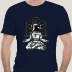 T-shirt noir avec illustration d'astronaute en méditation devant un motif géométrique sacré, parfait pour les amateurs d'espace et de science.