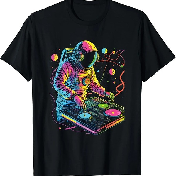 DJ spatial en costume d'astronaute mixant musique et science.