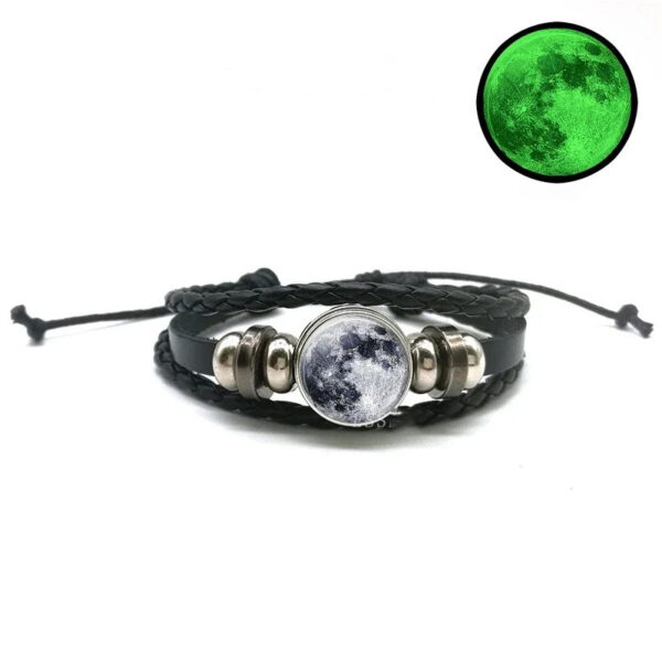 Bracelet en cuir noir avec perle de lune centrale et accents en acier inoxydable, inspiré par l'univers et la lune. Parfait pour les amateurs de science et de décoration cosmique.
