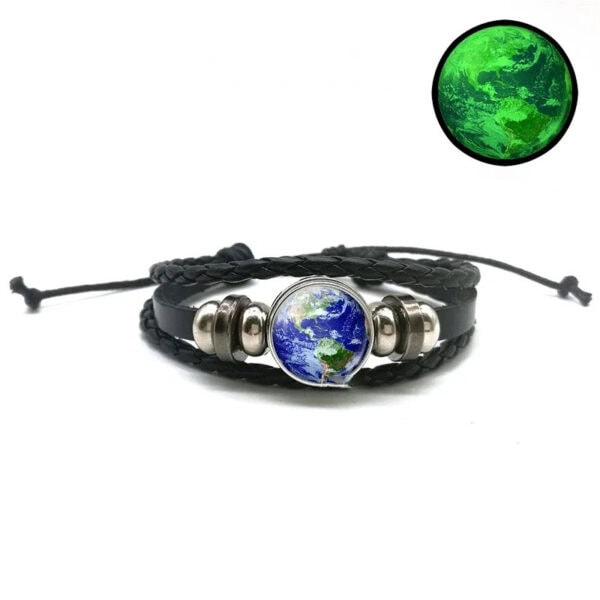 Bracelet en cuir noir avec pendentif représentant la planète Terre, idéal pour les amateurs de science et d'astronomie. Accessoire unique pour les passionnés de l'univers et de la planète bleue.