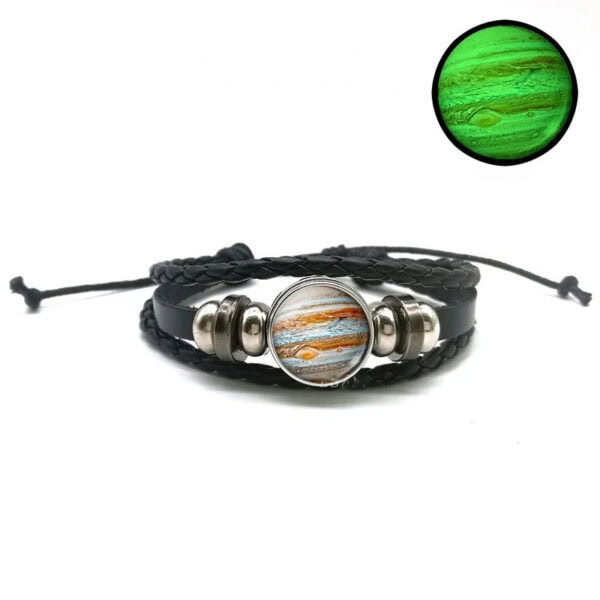 Bracelet en cuir noir avec pendentif en pierre représentant une planète ou un phénomène cosmique, idéal pour les amateurs d'astronomie et de décoration scientifique.