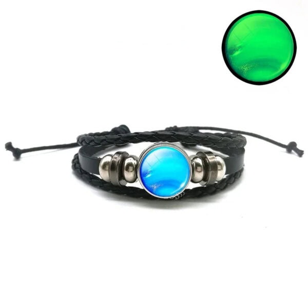 Bracelet en cuir noir avec pierre de lave bleue et perles métalliques, style bohème chic, parfait pour un look tendance et original.